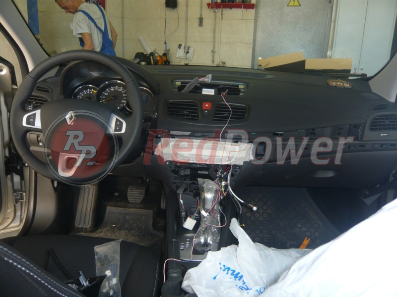 Этап установки магнитолы RedPower в автомобиле Renault