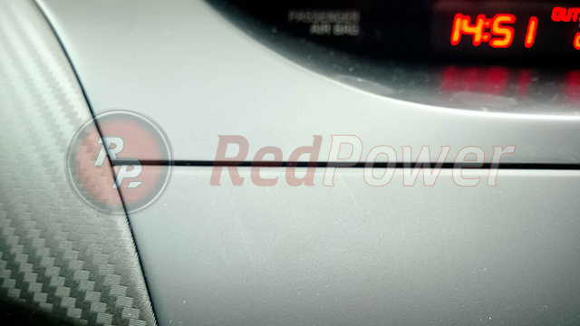 Зазоры на деталях пластика автомагнитолы RedPower минимальные