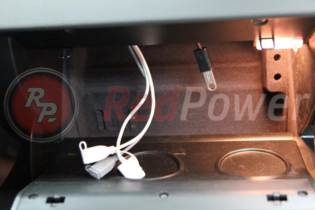 USB выходы от магнитолы RedPower в бардачке USB выходы от магнитолы RedPower в бардачке