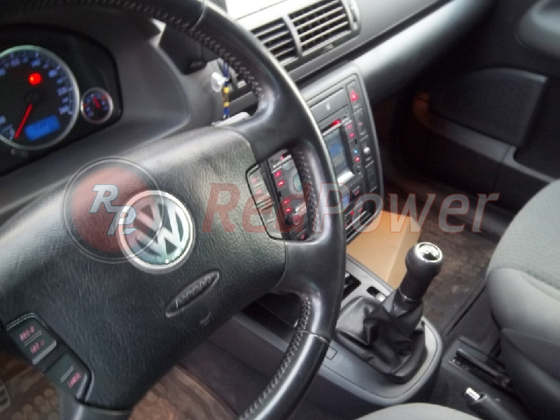 Установленная магнитола RedPower в автомобиле Volkswagen