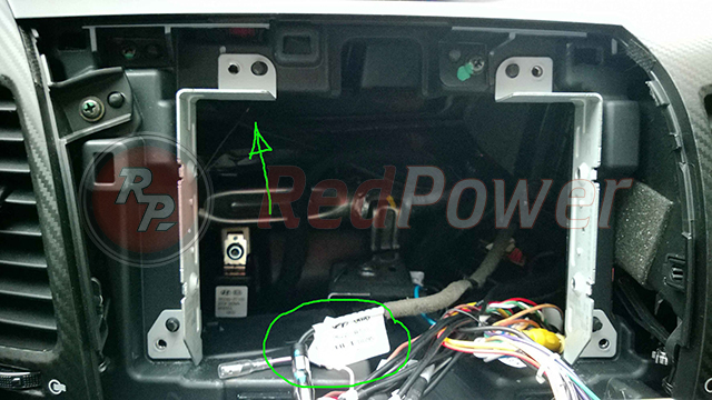 GPS антенна спрятана над магнитолой RedPower