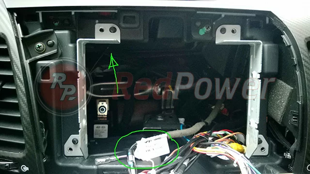 GPS антенна спрятана над магнитолой RedPower GPS антенна спрятана над магнитолой RedPower