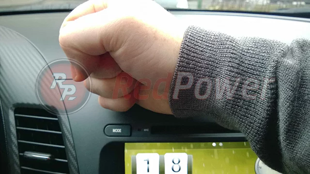 Защелкивание пластика автомагнитолы RedPower Защелкивание пластика автомагнитолы RedPower
