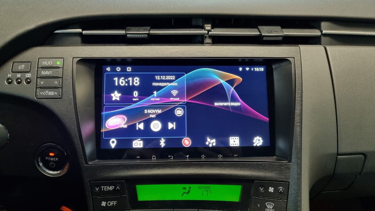 Магнитола RedPower в автомобиле Toyota Prius