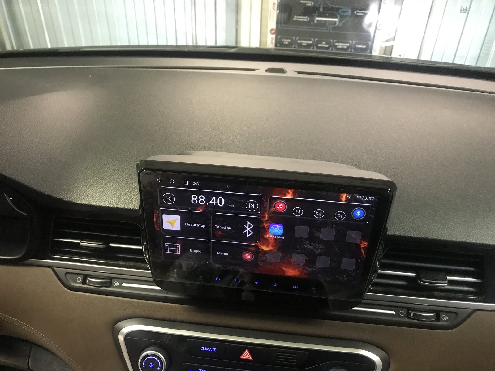 Магнитола RedPower в автомобиле Hyundai Starex