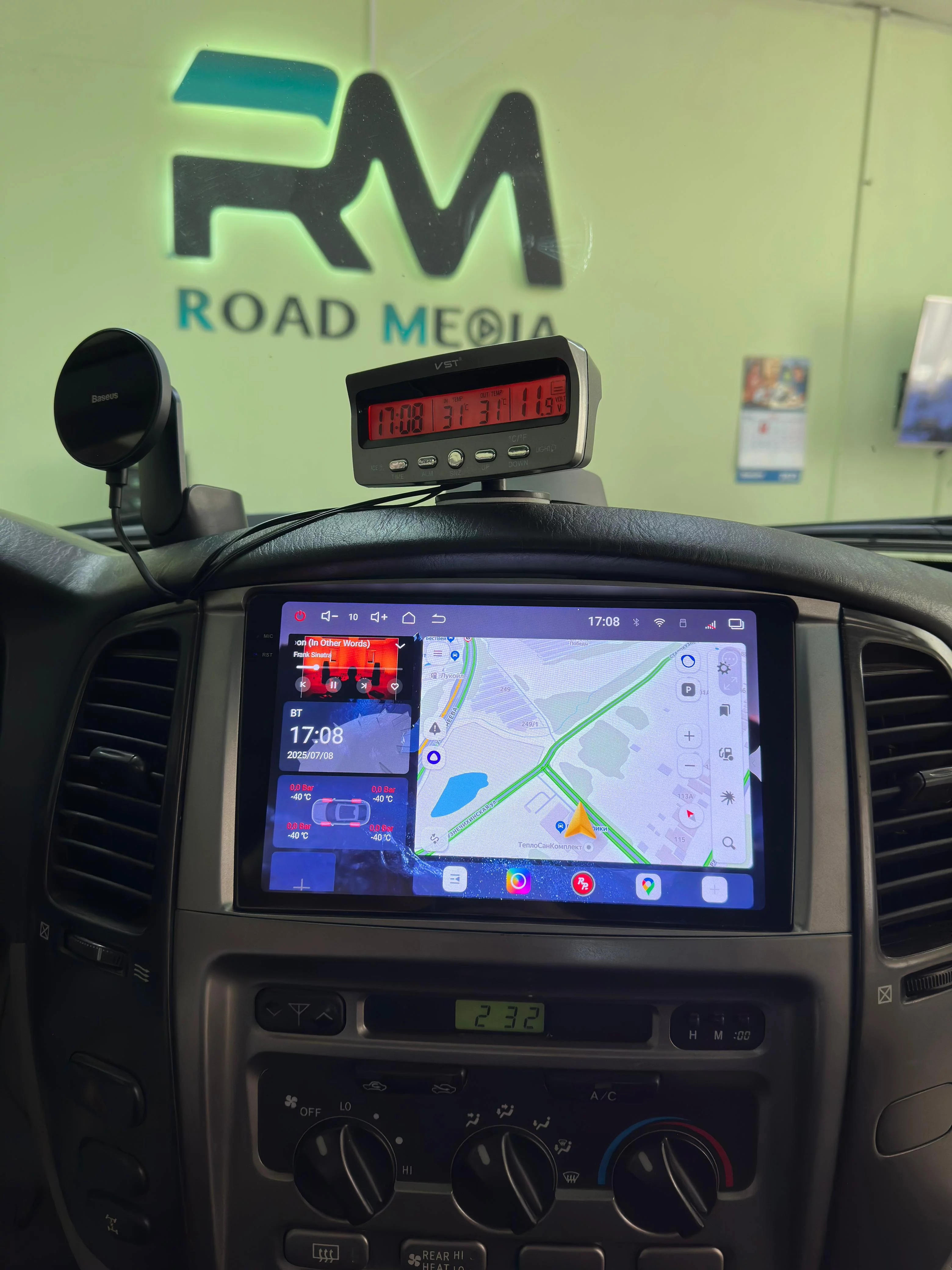Установленная Автомагнитола RedPower 85483PROmax для Toyota Land Cruiser 105 (2002-2007) Установленная Автомагнитола RedPower 85483PROmax для Toyota Land Cruiser 105 (2002-2007)