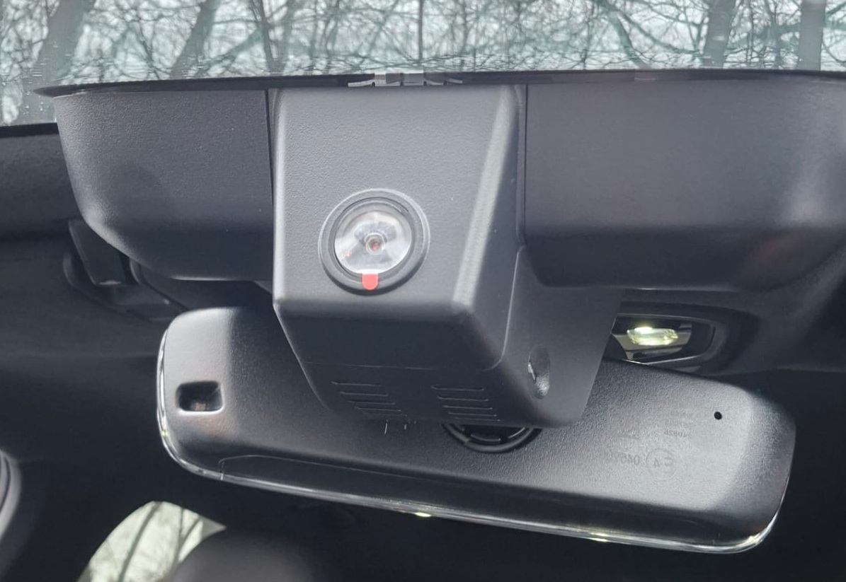 Установленный Штатный видеорегистратор RedPower DVR-GL4-G для Geely Monjaro Установленный Штатный видеорегистратор RedPower DVR-GL4-G для Geely Monjaro