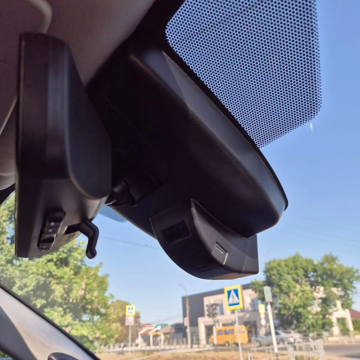 Установленный Штатный видеорегистратор RedPower DVR-TOY9-G для Toyota Highlander (2020+) с ассистентом дальнего света Установленный Штатный видеорегистратор RedPower DVR-TOY9-G для Toyota Highlander (2020+) с ассистентом дальнего света