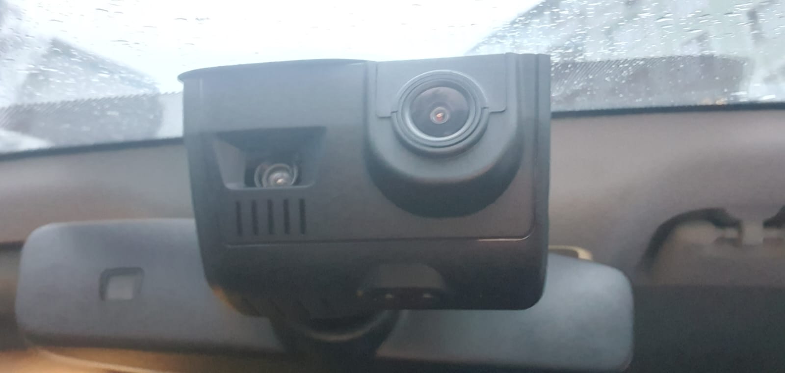 Установленный Штатный видеорегистратор RedPower DVR-VAG11-G для Volkswagen и Skoda с ассистентом (2015+)