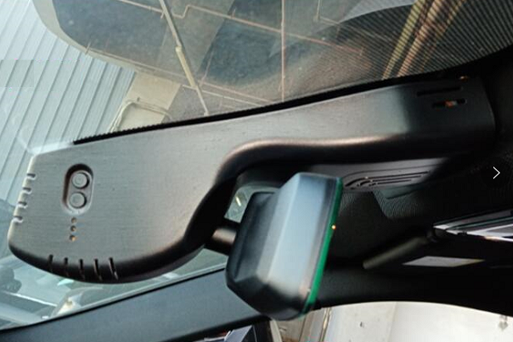 Как выглядит установленный Hidden DVR for BMW6 Штатный регистратор Redpower DVR-BMW13-G для BMWX6 с ассистентом