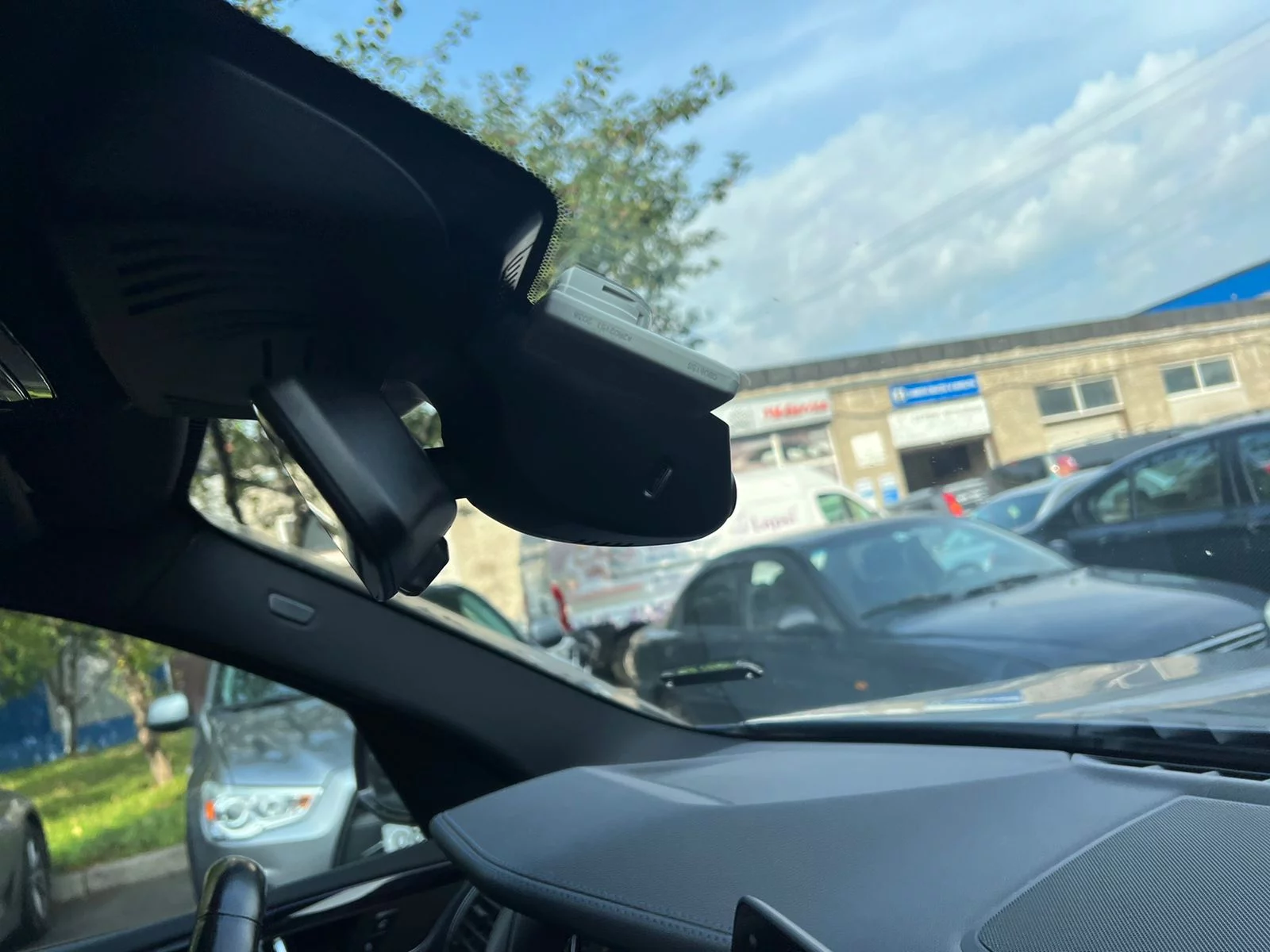 Как выглядит установленный регистратор Redpower DVR-BMW7-G Как выглядит установленный регистратор Redpower DVR-BMW7-G