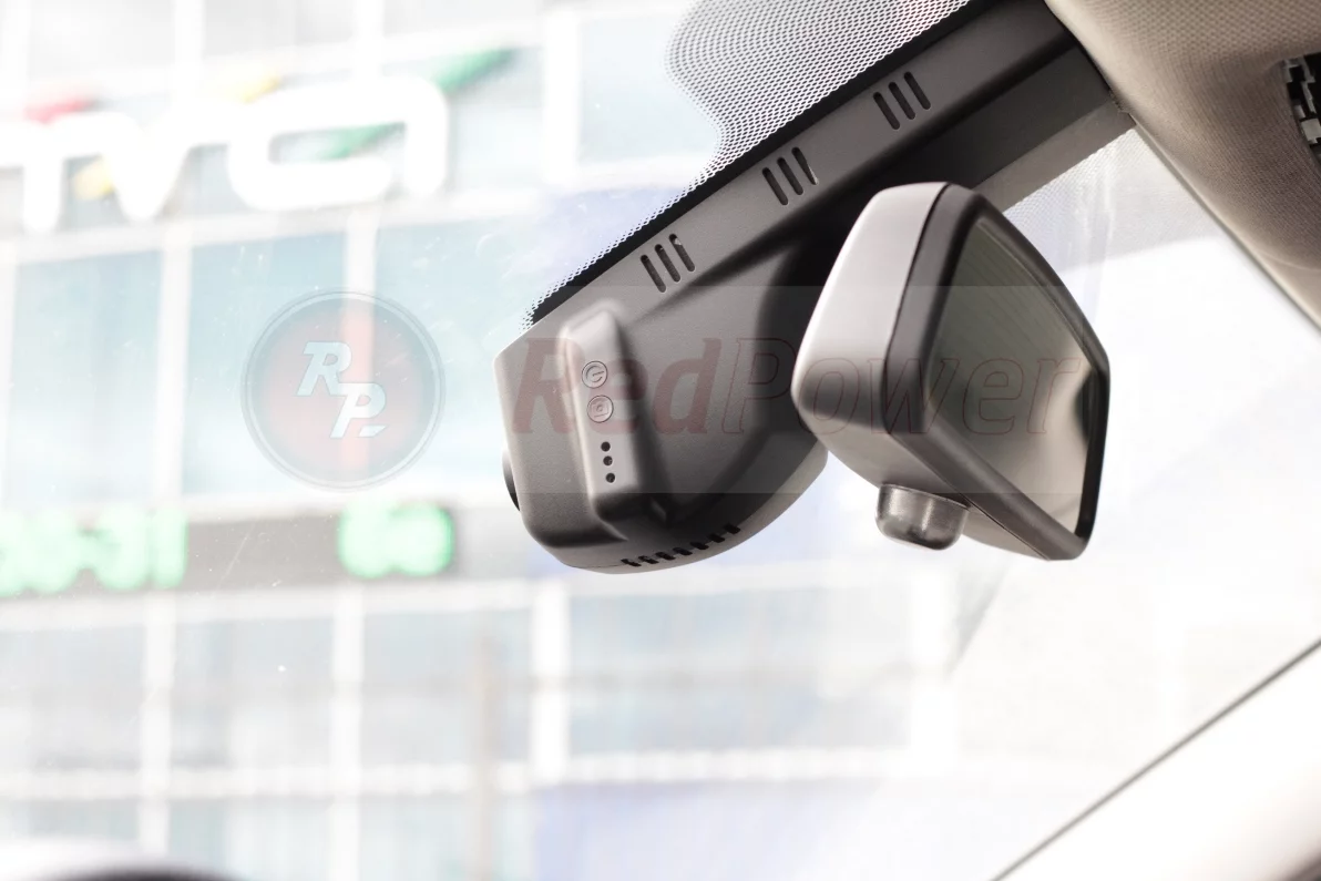 Установленный регистратор Redpower DVR-BMW-G вид сбоку Установленный регистратор Redpower DVR-BMW-G вид сбоку