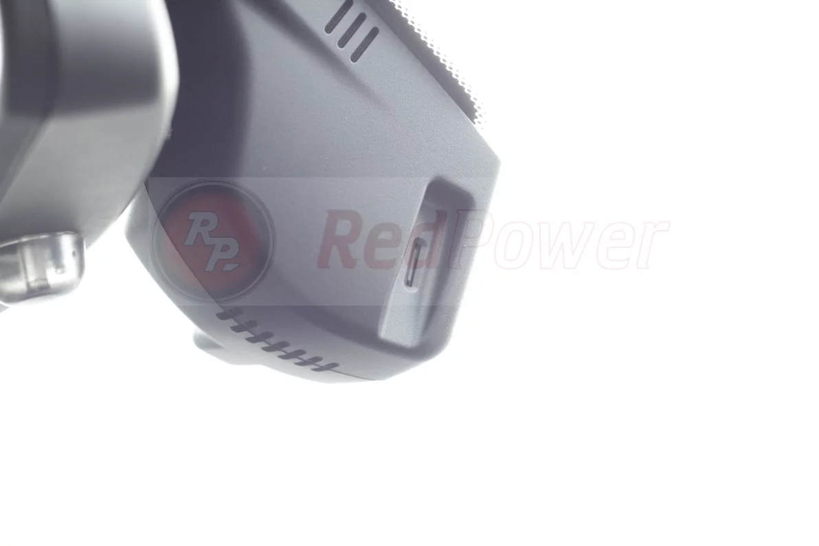 Установленный регистратор Redpower DVR-BMW-G вид сбоку Установленный регистратор Redpower DVR-BMW-G вид сбоку