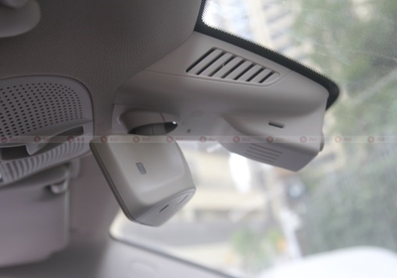 Установленный Штатный видеорегистратор RedPower DVR-MBC-G для Mercedes C-Class, E-Class и GLC серый