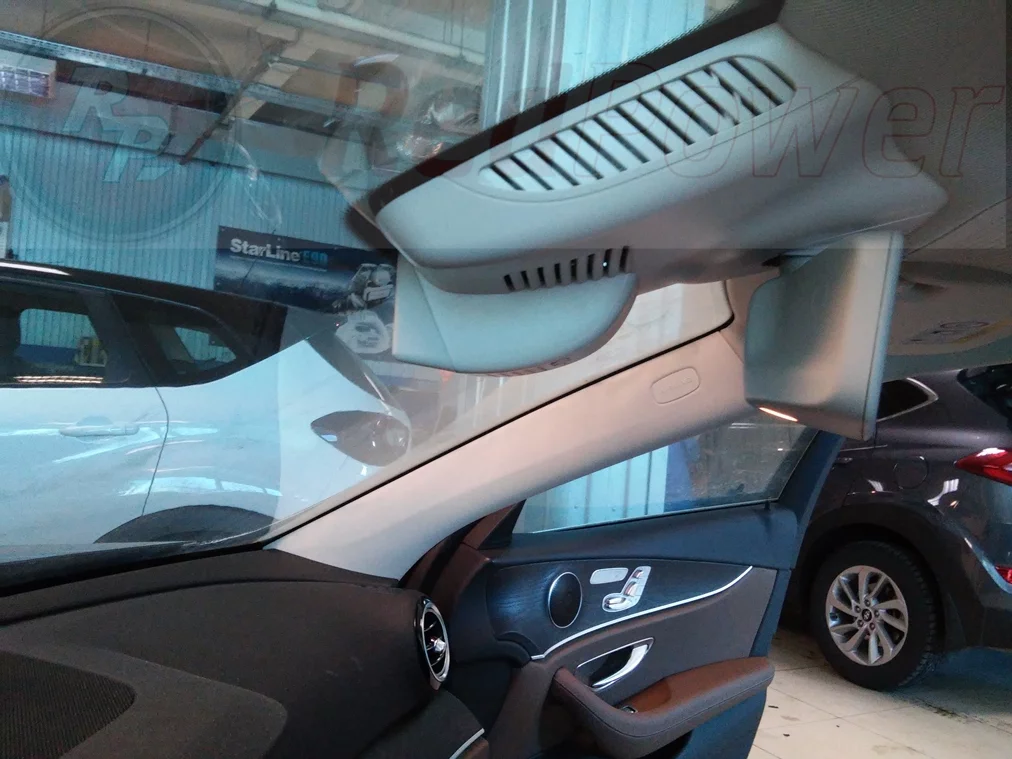 установленный авторегистратор RedPower DVR-MBE2-G для Mercedes E-класс W213, С-Сlass W205, GLC-Сlass X253 установленный авторегистратор RedPower DVR-MBE2-G для Mercedes E-класс W213, С-Сlass W205, GLC-Сlass X253