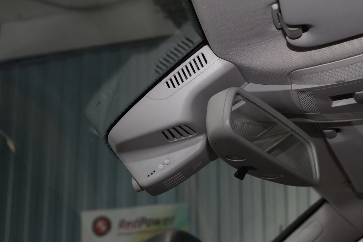 Как выглядит установленный регистратор Redpower DVR-MBG2-G серый для Mercedes GLK Как выглядит установленный регистратор Redpower DVR-MBG2-G серый для Mercedes GLK