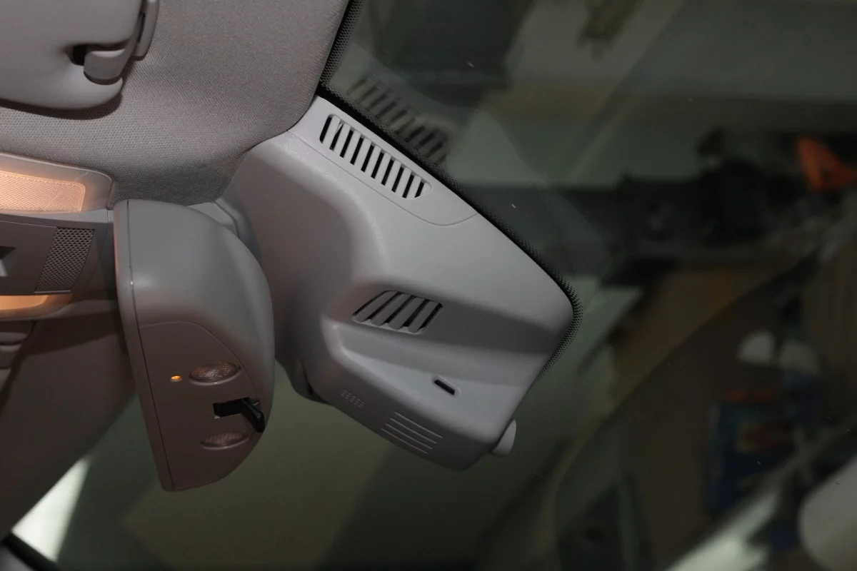 Как выглядит установленный регистратор Redpower DVR-MBG2-G серый для Mercedes GLK Как выглядит установленный регистратор Redpower DVR-MBG2-G серый для Mercedes GLK